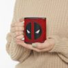 Taza Deadpool Logo - Fondo rojo estilo cómic
