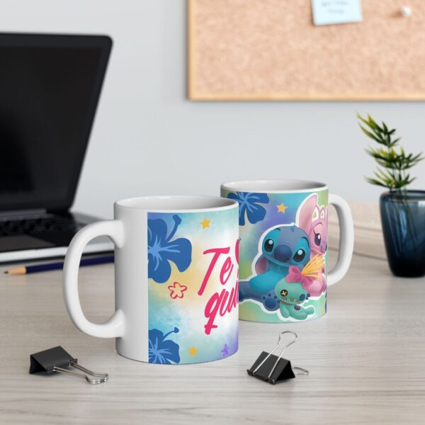 Taza Stitch Amor 11oz – Diseño Romántico de Pareja