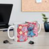 Taza Stitch Amor 11oz – Diseño Romántico de Pareja