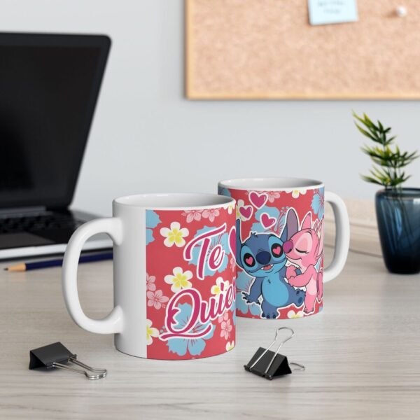 Taza Stitch Amor 11oz – Diseño Romántico de Pareja